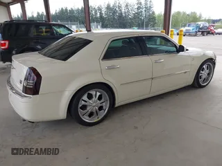 2008 Chrysler 300 C Hemi z VIN 2C3KA63HX8H208103, wystawiony jako IAAI lot #42082674 z przebiegiem 111 025 mil mil oraz . Historia ofert i sprzedaży dostępna na DreamBid. Obrazek 4.