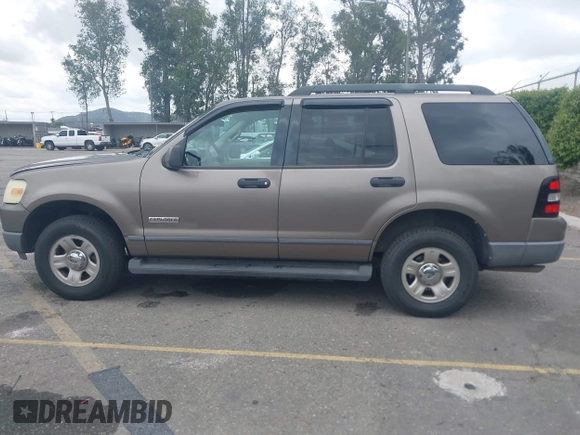 2006 Ford Explorer XLS z VIN 1FMEU62E26UA55326, wystawiony jako IAAI lot #42056921 z przebiegiem 123 323 mil mil oraz . Historia ofert i sprzedaży dostępna na DreamBid. Obrazek 14.