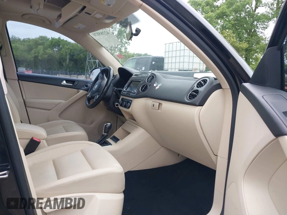 2012 Volkswagen Tiguan SE z VIN WVGBV7AX0CW558863, wystawiony jako IAAI lot #42285870 z przebiegiem 158 521 mil mil oraz . Historia ofert i sprzedaży dostępna na DreamBid. Obrazek 5.