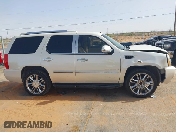 2008 Cadillac Escalade z VIN 1GYEC63828R153028, wystawiony jako IAAI lot #42043110 z przebiegiem 127 122 mil mil oraz . Historia ofert i sprzedaży dostępna na DreamBid. Obrazek 13.