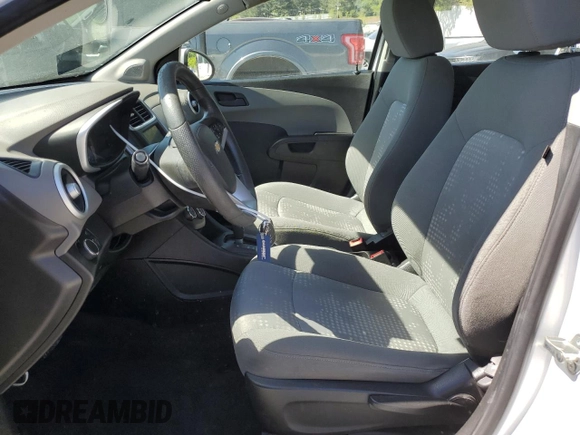 2020 Chevrolet Sonic LT z VIN 1G1JG6SB1L4123278, wystawiony jako Copart lot #52739725 z przebiegiem 58 567 mil mil oraz Szkody całkowita. Historia ofert i sprzedaży dostępna na DreamBid. Obrazek 7.