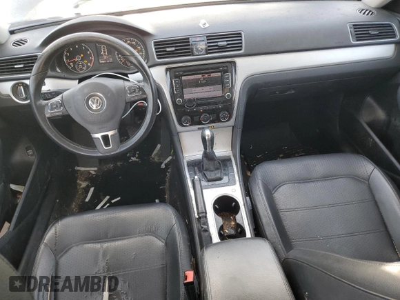 2013 Volkswagen Passat SE z VIN 1VWBH7A39DC048715, wystawiony jako Copart lot #58074325 z przebiegiem 199 807 mil mil oraz Czysty tytuł • Clean title. Historia ofert i sprzedaży dostępna na DreamBid. Obrazek 8.