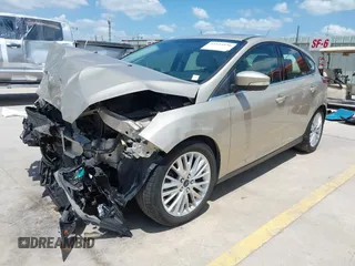 2018 Ford Focus Titanium z VIN 1FADP3N25JL279623, wystawiony jako IAAI lot #42534936 z przebiegiem 74 440 mil mil oraz . Historia ofert i sprzedaży dostępna na DreamBid. Obrazek 2.