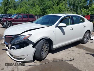 2013 Lincoln MKS z VIN 1LNHL9DK4DG611605, wystawiony jako IAAI lot #42271526 z przebiegiem 204 239 mil mil oraz . Historia ofert i sprzedaży dostępna na DreamBid. Obrazek 2.