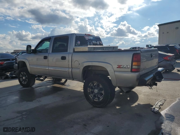 2004 GMC Sierra 1500 Crew Cab SLE with VIN 2GTEK13T941404906, listed as a Copart auction lot 71011494 with 271,852 mi miles and Clean Title. Bid and sale history available at carsss.com. Image 2.