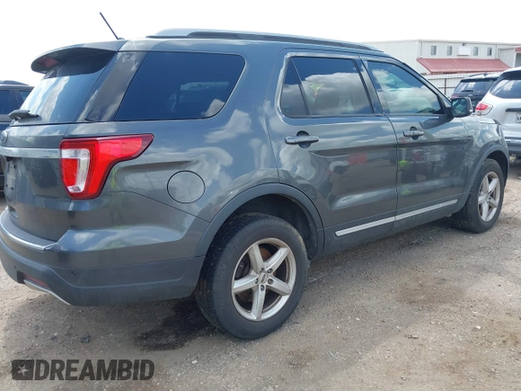 2018 Ford Explorer XLT z VIN 1FM5K7D8XJGC53906, wystawiony jako IAAI lot #42381320 z przebiegiem 142 782 mil mil oraz . Historia ofert i sprzedaży dostępna na DreamBid. Obrazek 4.