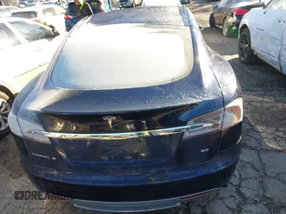 2014 Tesla Model S 60 z VIN 5YJSA1H15EFP48938, wystawiony jako IAAI lot #41574976 z przebiegiem 230 246 mil mil oraz . Historia ofert i sprzedaży dostępna na DreamBid. Obrazek 16.
