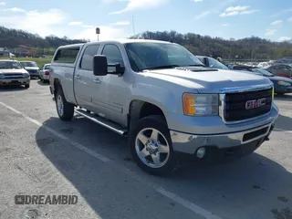 2011 GMC Sierra 2500HD SLT z VIN 1GT121C83BF241847, wystawiony jako IAAI lot #41773838 z przebiegiem 262 794 mil mil oraz . Historia ofert i sprzedaży dostępna na DreamBid. Obrazek 1.