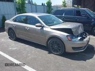 2015 Volkswagen Passat SE z VIN 1VWBV7A39FC067485, wystawiony jako IAAI lot #42228324 z przebiegiem 147 214 mil mil oraz . Historia ofert i sprzedaży dostępna na DreamBid. Obrazek 1.