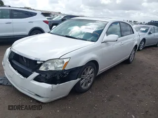 2005 Toyota Avalon XL z VIN 4T1BK36B35U023068, wystawiony jako IAAI lot #41920638 z przebiegiem 196 001 mil mil oraz . Historia ofert i sprzedaży dostępna na DreamBid. Obrazek 2.