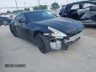 2015 Nissan 370Z z VIN JN1AZ4EH2FM442556, wystawiony jako IAAI lot #41956287 z przebiegiem 128 769 mil mil oraz . Historia ofert i sprzedaży dostępna na DreamBid. Obrazek 1.