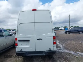 2021 Nissan NV Cargo SV z VIN 1N6BF0LY9MN808457, wystawiony jako IAAI lot #41994149 z przebiegiem 132 571 mil mil oraz . Historia ofert i sprzedaży dostępna na DreamBid. Obrazek 16.