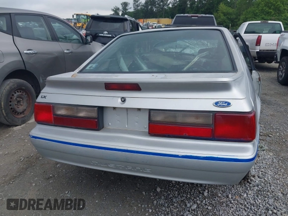1993 Ford Mustang z VIN 1FACP41M1PF132473, wystawiony jako IAAI lot #42266009 z przebiegiem 53 777 mil mil oraz . Historia ofert i sprzedaży dostępna na DreamBid. Obrazek 15.
