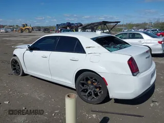 2019 Chrysler 300 S z VIN 2C3CCABG6KH659109, wystawiony jako IAAI lot #41987079 z przebiegiem Nie podano mil oraz . Historia ofert i sprzedaży dostępna na DreamBid. Obrazek 3.