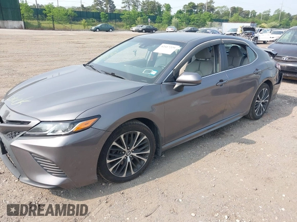 2018 Toyota Camry LE z VIN 4T1B11HK7JU033701, wystawiony jako IAAI lot #42417229 z przebiegiem 49 977 mil mil oraz . Historia ofert i sprzedaży dostępna na DreamBid. Obrazek 2.