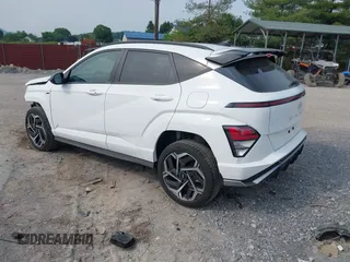 2025 Hyundai Kona с VIN KM8HBCA39SU190377, выставлен на аукционе IAAI как лот 42422763 с пробегом 3 131 миль миль и . История ставок и продаж доступна на DreamBid. Изображение 3.