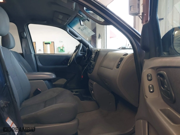 2002 Ford Escape XLT with VIN 1FMCU031X2KA37050, listed as a IAAI auction lot 42024674 with 199,249 mi miles. Bid and sale history available at carsss.com. Image 5.