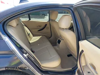 2013 BMW 3 Series 320i xDrive z VIN WBA3C3C54DF981821, wystawiony jako IAAI lot #42252523 z przebiegiem 109 260 mil mil oraz . Historia ofert i sprzedaży dostępna na DreamBid. Obrazek 8.