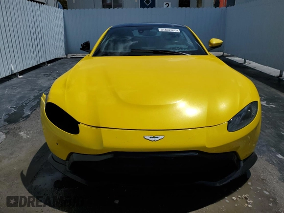 2019 Aston Martin Vantage z VIN SCFSMGAW6KGN01897, wystawiony jako Copart lot #51802505 z przebiegiem Nie podano mil oraz Szkoda całkowita • Salvage title. Historia ofert i sprzedaży dostępna na DreamBid. Obrazek 5.
