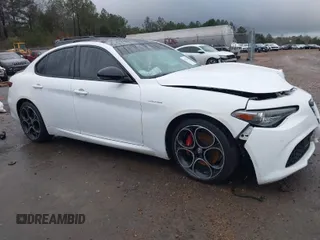 2022 Alfa Romeo Giulia Veloce z VIN ZARFANBN2N7663474, wystawiony jako IAAI lot #41282328 z przebiegiem 57 638 mil mil oraz . Historia ofert i sprzedaży dostępna na DreamBid. Obrazek 1.