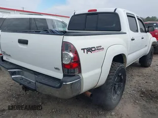 2013 Toyota Tacoma z VIN 5TFLU4EN2DX076815, wystawiony jako IAAI lot #41344839 z przebiegiem 311 083 mil mil oraz . Historia ofert i sprzedaży dostępna na DreamBid. Obrazek 4.