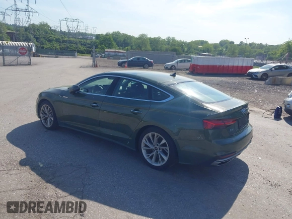 2022 Audi A5 Sportback Premium Plus z VIN WAUCBCF50NA032585, wystawiony jako IAAI lot #42234716 z przebiegiem 38 086 mil mil oraz . Historia ofert i sprzedaży dostępna na DreamBid. Obrazek 3.