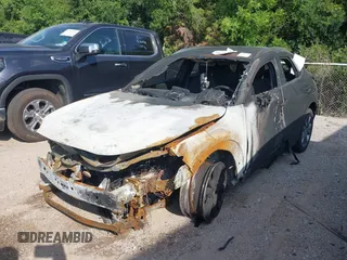 2025 Mazda CX-30 S Carbon Edition z VIN 3MVDMBCMXSM770060, wystawiony jako IAAI lot #42236673 z przebiegiem Nie podano mil oraz . Historia ofert i sprzedaży dostępna na DreamBid. Obrazek 2.