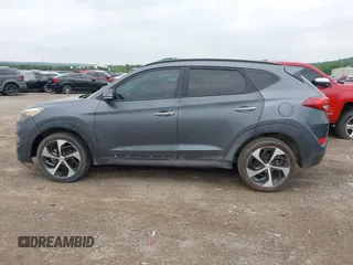 2016 Hyundai Tucson Limited z VIN KM8J33A22GU181677, wystawiony jako IAAI lot #42254025 z przebiegiem 239 287 mil mil oraz . Historia ofert i sprzedaży dostępna na DreamBid. Obrazek 14.