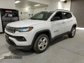 2023 Jeep Compass Latitude z VIN 3C4NJDBN4PT552925, wystawiony jako Copart lot #62357335 z przebiegiem 45 924 mil mil oraz Czysty tytuł • Clean title. Historia ofert i sprzedaży dostępna na DreamBid. Obrazek 1.