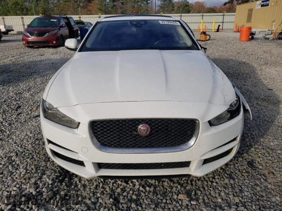 2019 Jaguar XE 25t z VIN SAJAR4FX6KCP52410, wystawiony jako Copart lot #82199484 z przebiegiem 89 027 mil mil oraz Szkoda całkowita • Salvage title. Historia ofert i sprzedaży dostępna na DreamBid. Obrazek 5.