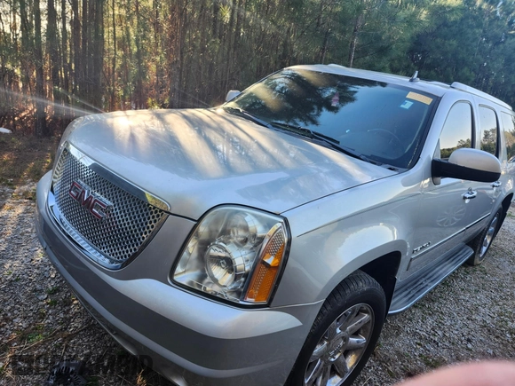 2011 GMC Yukon XL Denali with VIN 1GKS2MEF0BR102845, listed as a IAAI auction lot 41886377 with 210,991 mi miles. Bid and sale history available at carsss.com. Image 2.