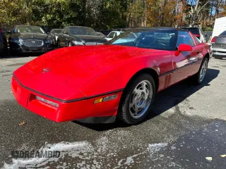 1990 Chevrolet Corvette z VIN 1G1YY2385L5119459, wystawiony jako Copart lot #55402695 z przebiegiem 51 537 mil mil oraz Tytuł czysty. Historia ofert i sprzedaży dostępna na DreamBid. Obrazek 2.