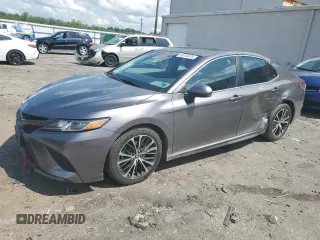 2018 Toyota Camry LE z VIN 4T1B11HKXJU057510, wystawiony jako Copart lot #59318475 z przebiegiem 126 797 mil mil oraz Szkoda całkowita • Salvage title. Historia ofert i sprzedaży dostępna na DreamBid. Obrazek 1.