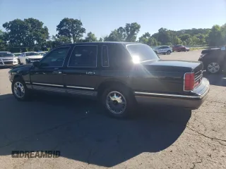 1997 Lincoln Town Car Signature z VIN 1LNLM82W0VY755395, wystawiony jako Copart lot #60832324 z przebiegiem 143 323 mil mil oraz Szkody całkowita. Historia ofert i sprzedaży dostępna na DreamBid. Obrazek 2.