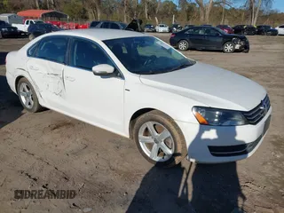 2014 Volkswagen Passat Wolfsburg Edition z VIN 1VWAT7A32EC060233, wystawiony jako IAAI lot #41456774 z przebiegiem 185 148 mil mil oraz . Historia ofert i sprzedaży dostępna na DreamBid. Obrazek 1.