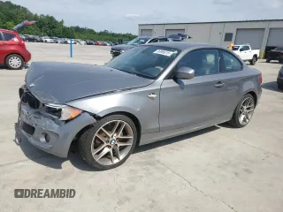 2013 BMW 1 Series 128i z VIN WBAUP9C58DVS95329, wystawiony jako Copart lot #56986015 z przebiegiem 115 518 mil mil oraz Szkoda całkowita • Salvage title. Historia ofert i sprzedaży dostępna na DreamBid. Obrazek 1.