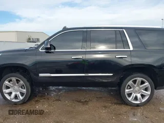 2017 Cadillac Escalade Luxury z VIN 1GYS4BKJ0HR271477, wystawiony jako IAAI lot #42278219 z przebiegiem Nie podano mil oraz . Historia ofert i sprzedaży dostępna na DreamBid. Obrazek 14.