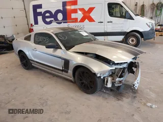 2014 Ford Mustang V6 z VIN 1ZVBP8AM3E5318738, wystawiony jako IAAI lot #42860321 z przebiegiem Nie podano mil oraz . Historia ofert i sprzedaży dostępna na DreamBid. Obrazek 1.