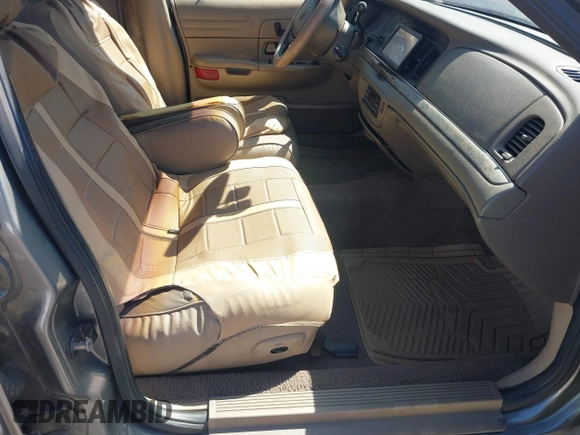 2000 Ford Crown Victoria LX z VIN 2FAFP74W8YX142015, wystawiony jako IAAI lot #41767918 z przebiegiem 257 728 mil mil oraz . Historia ofert i sprzedaży dostępna na DreamBid. Obrazek 5.