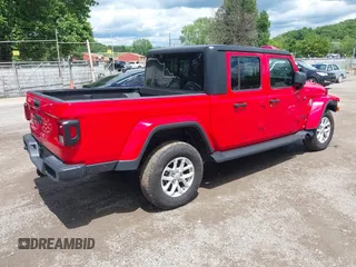 2023 Jeep Gladiator Sport S z VIN 1C6HJTAG8PL572270, wystawiony jako IAAI lot #42336294 z przebiegiem 13 865 mil mil oraz . Historia ofert i sprzedaży dostępna na DreamBid. Obrazek 4.