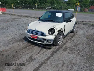 2010 MINI Hardtop z VIN WMWMF3C57ATU76526, wystawiony jako IAAI lot #42376569 z przebiegiem 111 172 mil mil oraz . Historia ofert i sprzedaży dostępna na DreamBid. Obrazek 2.