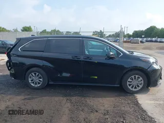 2025 Toyota Sienna LE z VIN 5TDKRKEC0SS237116, wystawiony jako IAAI lot #42384873 z przebiegiem 9 943 mil mil oraz . Historia ofert i sprzedaży dostępna na DreamBid. Obrazek 14.