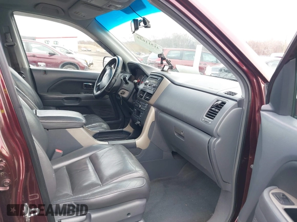 2008 Honda Pilot EX-L with VIN 5FNYF18508B015960, listed as a IAAI auction lot 41511626 with 207,141 mi miles. Bid and sale history available at carsss.com. Image 5.