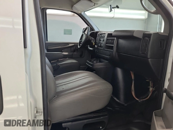 2012 Chevrolet Express Cargo z VIN 1GCSGAFX9C1137368, wystawiony jako IAAI lot #42619588 z przebiegiem 226 230 mil mil oraz . Historia ofert i sprzedaży dostępna na DreamBid. Obrazek 50.