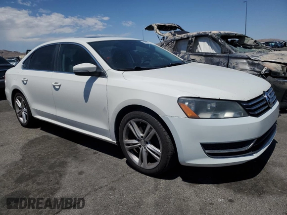 2014 Volkswagen Passat SE z VIN 1VWBT7A34EC061825, wystawiony jako Copart lot #59903665 z przebiegiem 185 542 mil mil oraz Szkoda całkowita • Salvage title. Historia ofert i sprzedaży dostępna na DreamBid. Obrazek 4.