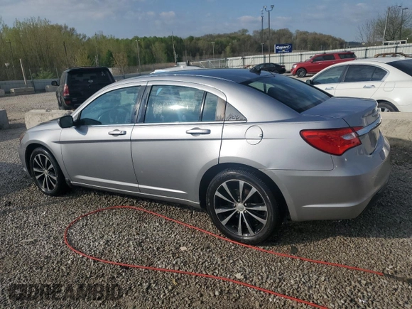 2013 Chrysler 200 Touring z VIN 1C3CCBBG7DN723383, wystawiony jako Copart lot #53302135 z przebiegiem 139 637 mil mil oraz Szkoda całkowita • Salvage title. Historia ofert i sprzedaży dostępna na DreamBid. Obrazek 2.
