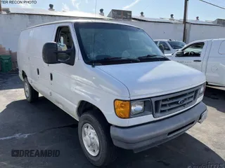 2007 Ford Econoline Cargo Commercial z VIN 1FTNE24W07DB19252, wystawiony jako IAAI lot #41959594 z przebiegiem 98 059 mil mil oraz . Historia ofert i sprzedaży dostępna na DreamBid. Obrazek 1.