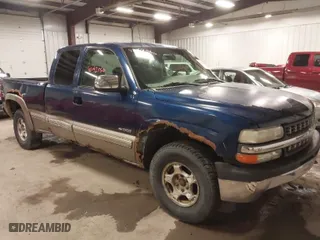 2000 Chevrolet Silverado 1500 LS with VIN 2GCEK19T0Y1274947, listed as a IAAI auction lot 42042066 with 200,262 mi miles. Bid and sale history available at carsss.com. Image 1.