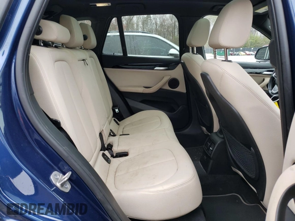 2021 BMW X1 xDrive28i z VIN WBXJG9C06M5T81056, wystawiony jako Copart lot #48388235 z przebiegiem 64 863 mil mil oraz Szkoda całkowita • Salvage title. Historia ofert i sprzedaży dostępna na DreamBid. Obrazek 11.