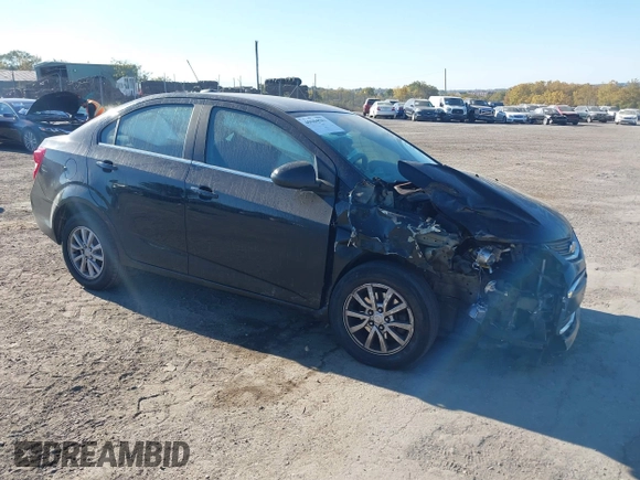 2018 Chevrolet Sonic LT z VIN 1G1JD5SB8J4121320, wystawiony jako IAAI lot #40604581 z przebiegiem 97 602 mil mil oraz . Historia ofert i sprzedaży dostępna na DreamBid. Obrazek 1.